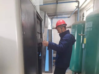 睿寂行空壓機(jī)售后服務(wù)人員進(jìn)行例行巡檢！